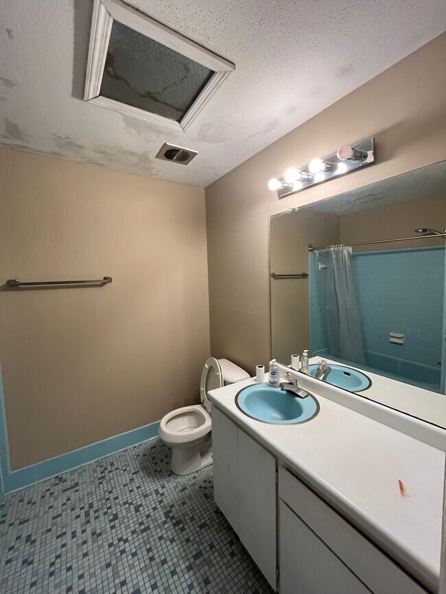 Building Photo - 211 Henderson St