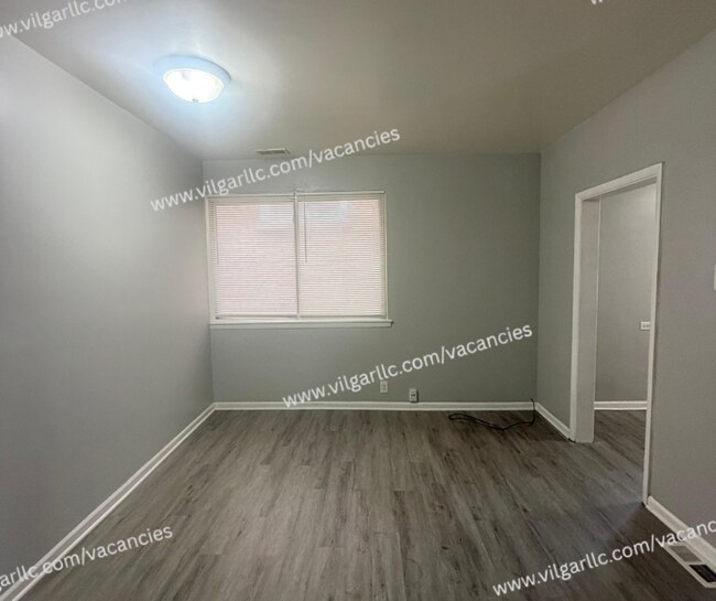 Building Photo - 4842 Northcote Ave