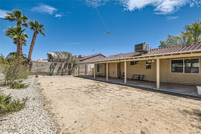 Building Photo - 924 Clubview Dr