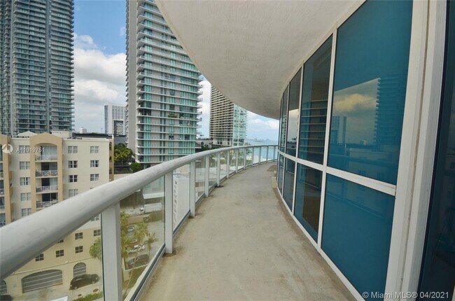 Building Photo - 480 NE 30th St