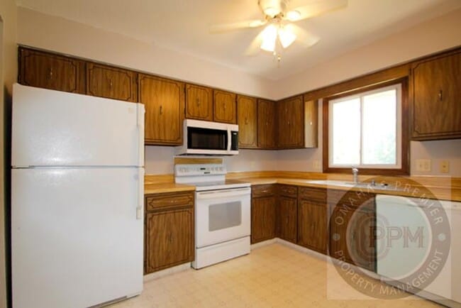Building Photo - Discover a spacious 3Bd/2.5Ba home