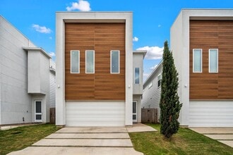 Building Photo - 5511 Paraiso Pl