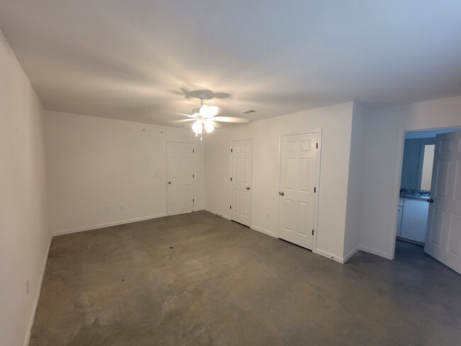 Building Photo - 242 Skylane Dr