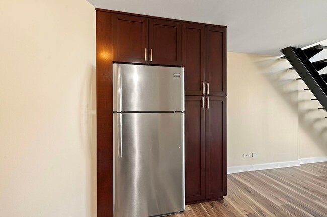 Building Photo - 1221 N Dearborn Pkwy