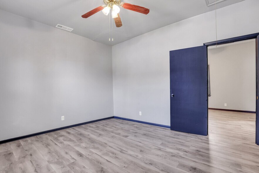 Building Photo - 1008 W 52nd St