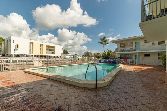 Building Photo - 1275 Marseille Dr