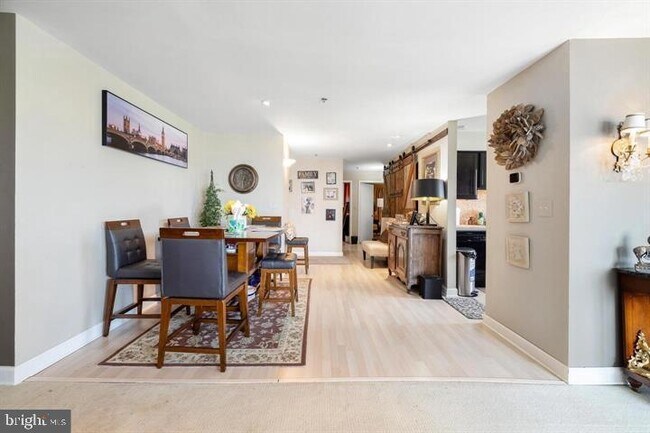 Building Photo - 5213 Le Parc Dr