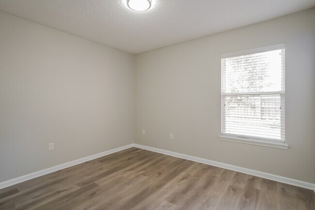 Building Photo - 788 MacKenzie Cir