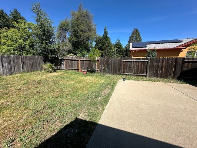 Building Photo - Well maintained home in desirable neighborhood!