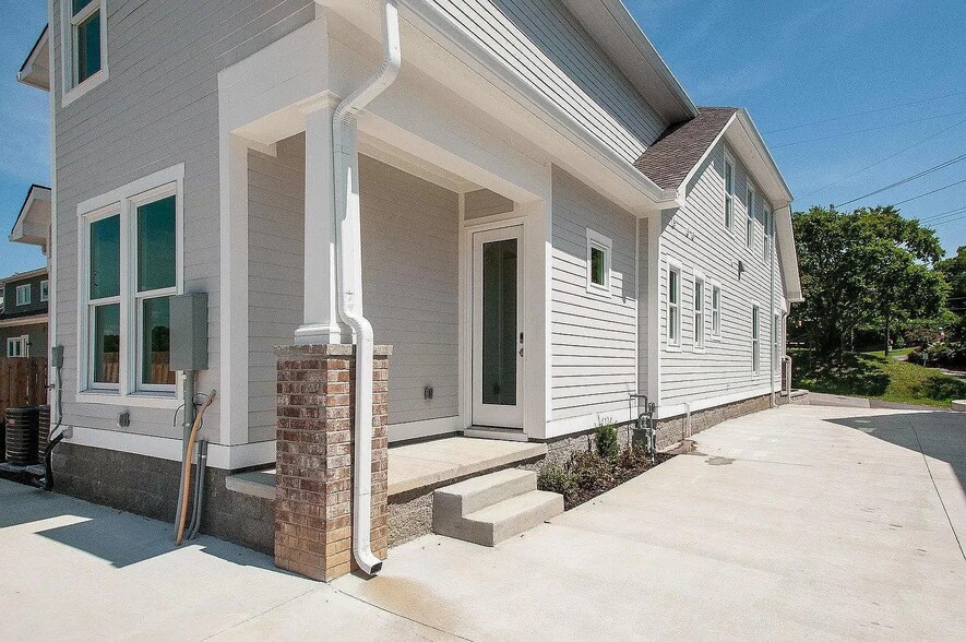 Building Photo - 552 Acklen Park Dr