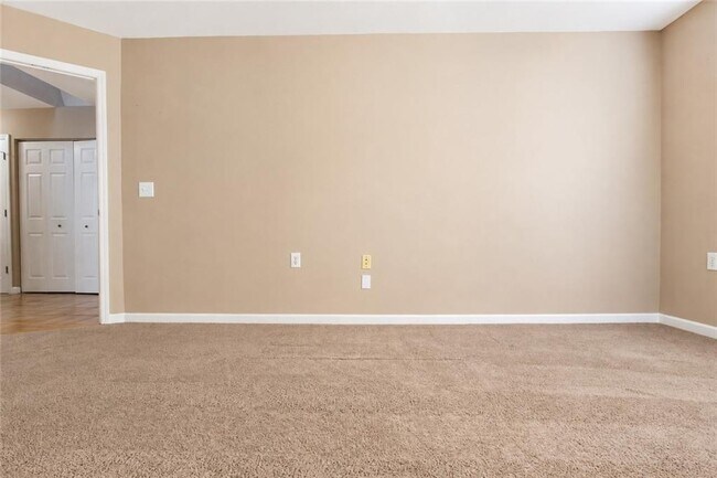 Building Photo - 1825 Skyline Dr