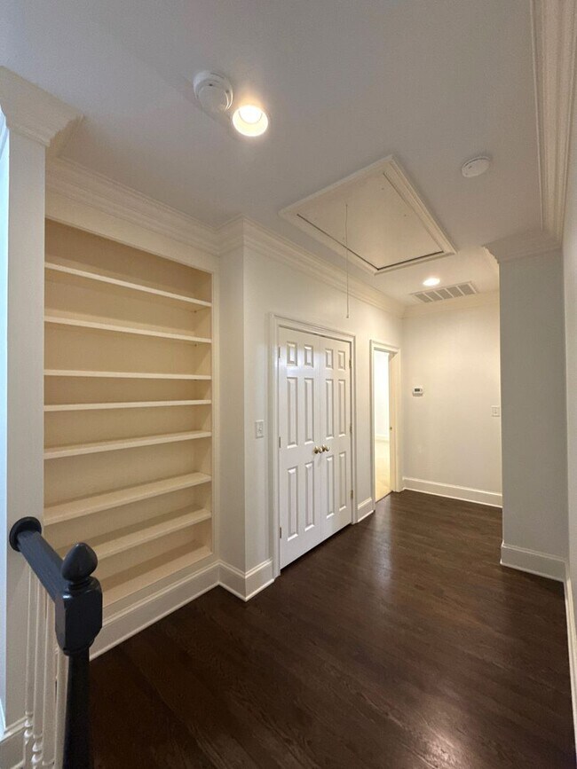Building Photo - Cotswold Home