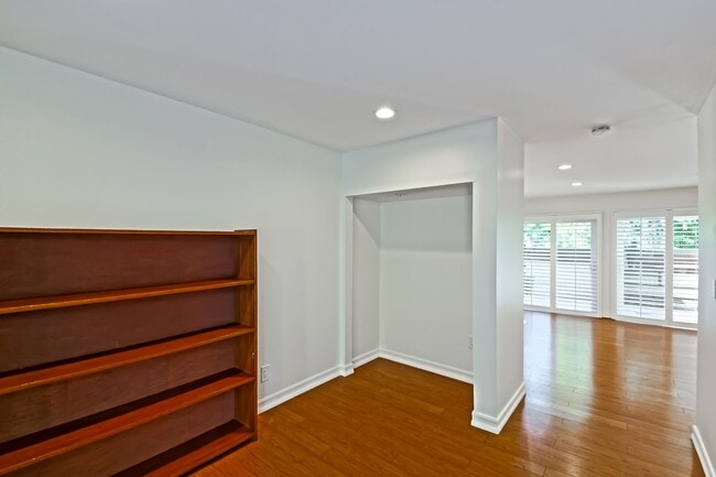 Building Photo - BRIGHT & AIRY, REAR-UNIT TOWNHOUSE W/ SPAC...