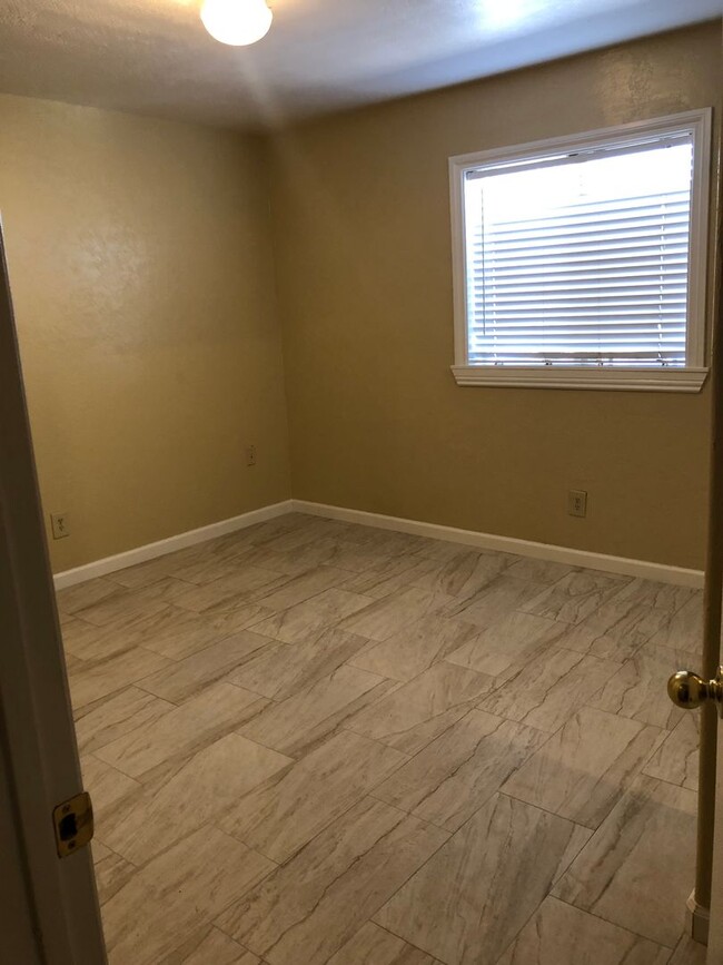 Building Photo - Home Available in Brawley