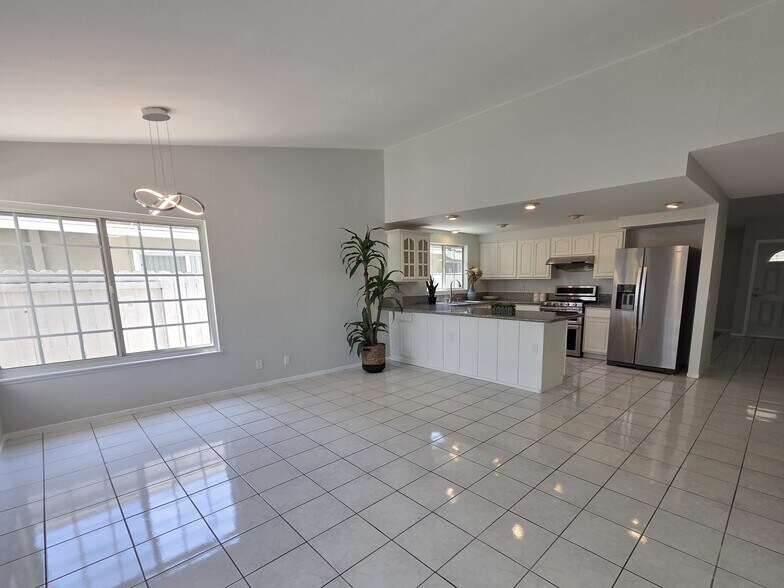 Building Photo - 14232 Matisse Ave