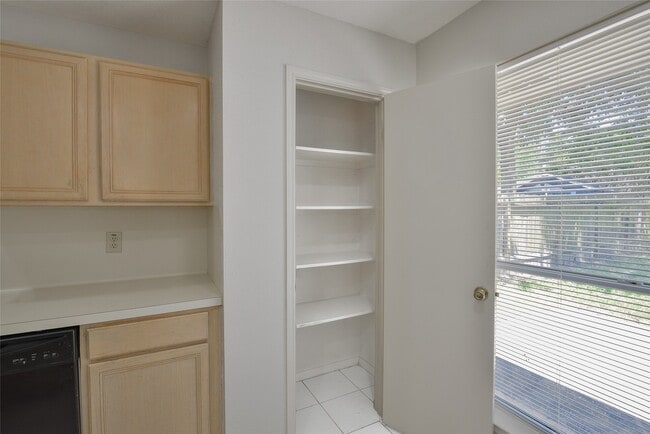 Building Photo - 2311 Old Oak Ln