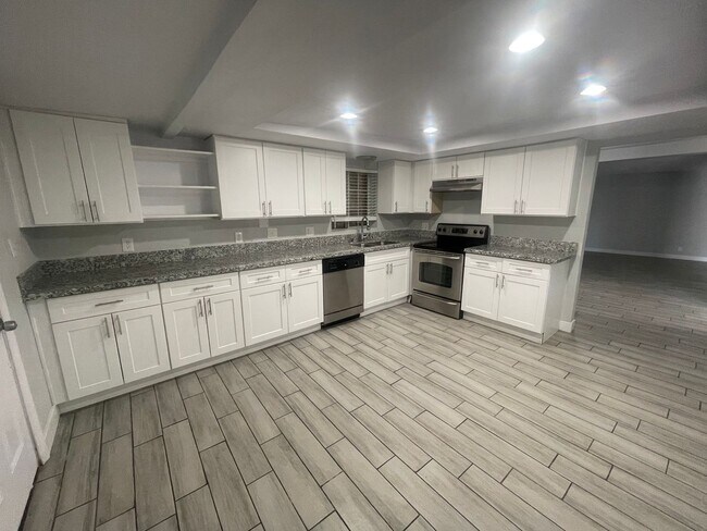 Building Photo - NEWLY REMODELED 3 BEDROOM 2 BATH HOME COME...