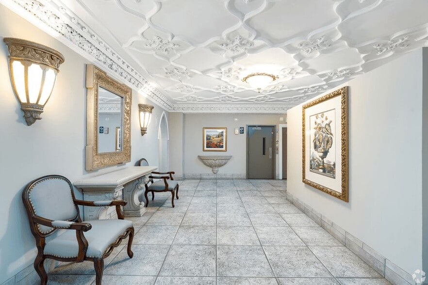 Building Photo - 901 W Argyle St