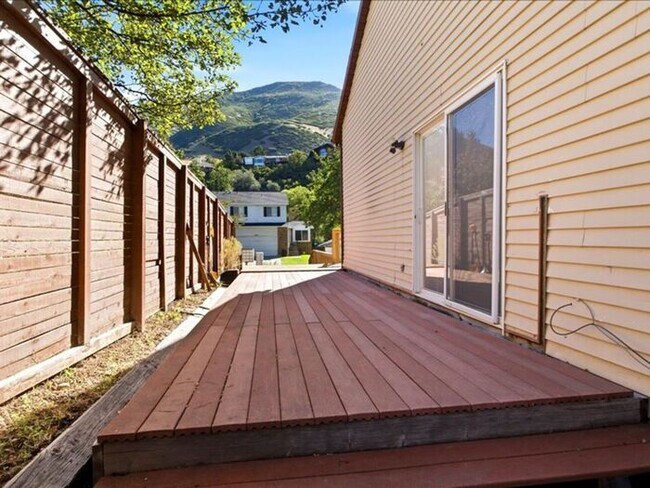 Building Photo - Cottonwood Heights 5 bed 3 bath Twin Home