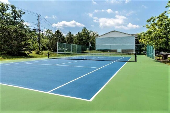 Building Photo - Two Bedroom Contemporary Style on the Third Floor