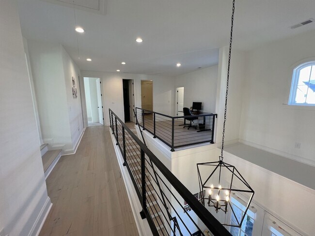 Building Photo - 607 Covington Walk Ln S