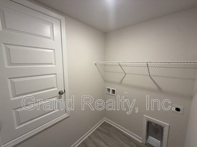 Building Photo - 4955 Red Cedar Rd