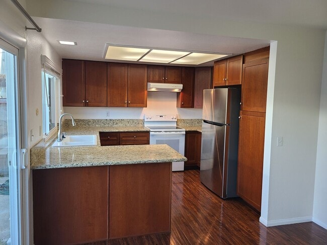 Building Photo - Spacious Two story 3 bed 2.5 baths + 2 car garage in great school district.