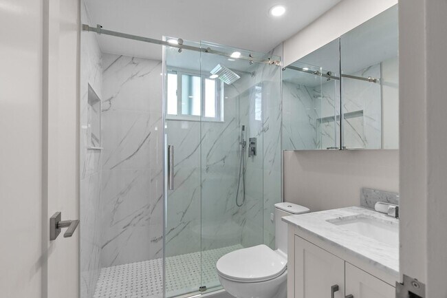 Building Photo - 2400 NE 9th St