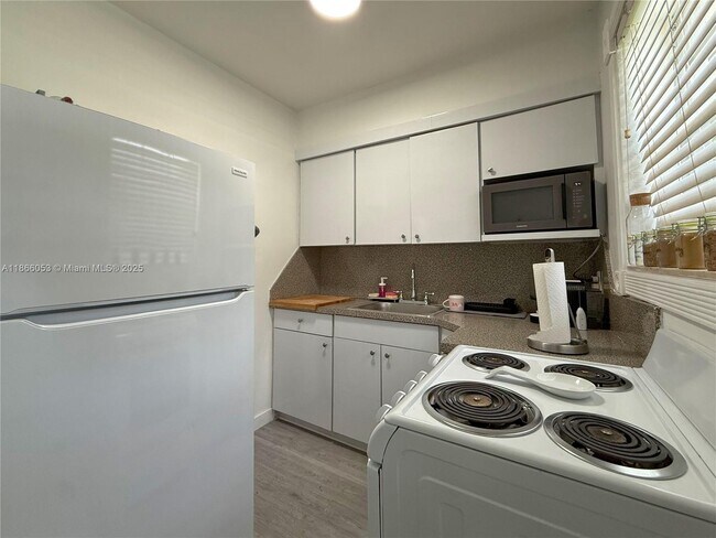 Building Photo - 3121 SW 25th Ter