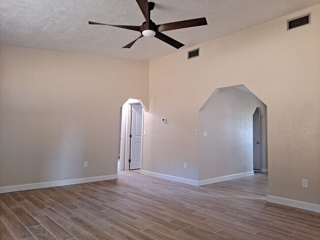Building Photo - UPDATED 3BR 2BA WITH 2 CAR GARAGE FOR RENT