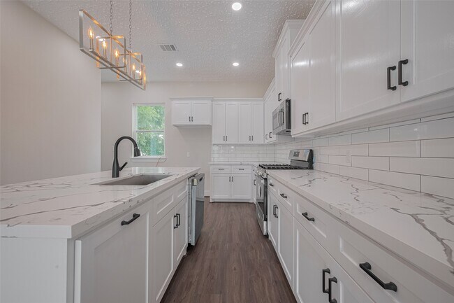 Building Photo - 2206 Hoskins Dr