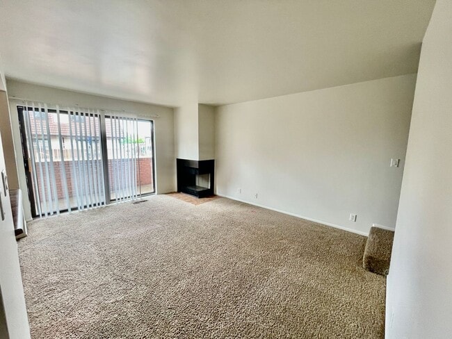 Building Photo - Pet Friendly Sunny Dale Townhome