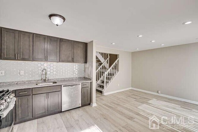 Building Photo - 216 E 7th St