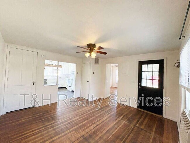 Building Photo - 117 W Ash St