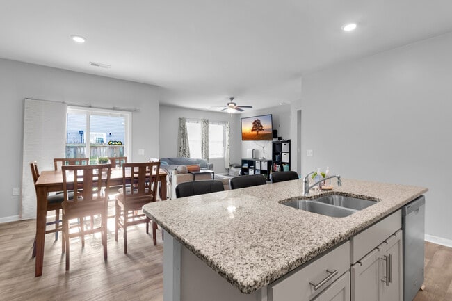 Building Photo - 402 Isabelle St