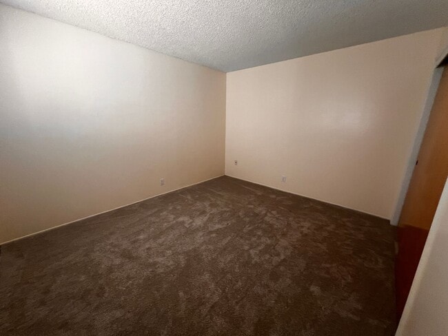 Building Photo - Great condo in a well managed complex with...