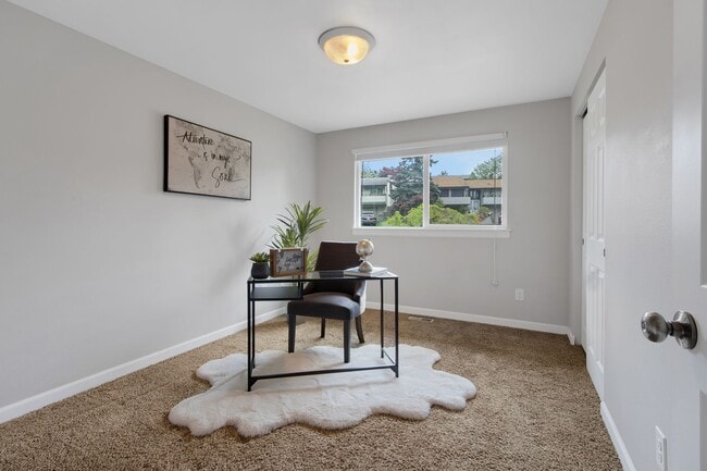Building Photo - Wonderful 4 Bedroom, 3 Bath Home in Federal Way with Double Balconies and Family Room!