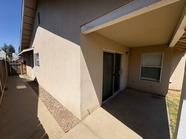 Building Photo - Cozy Home On Spacious Lot In Tulare Available Now!