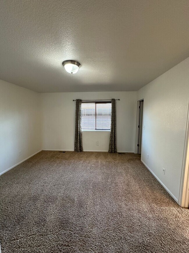 Building Photo - 4 BEDROOM, 3 BATHROOM SINGLE FAMILY HOME WITH OFFICE/BONUS ROOM & 2 CAR ATTACHED GARAGE