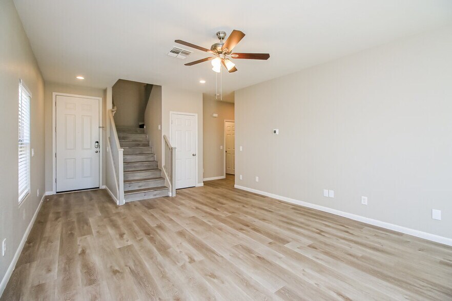 Building Photo - 40339 W Helen Ct