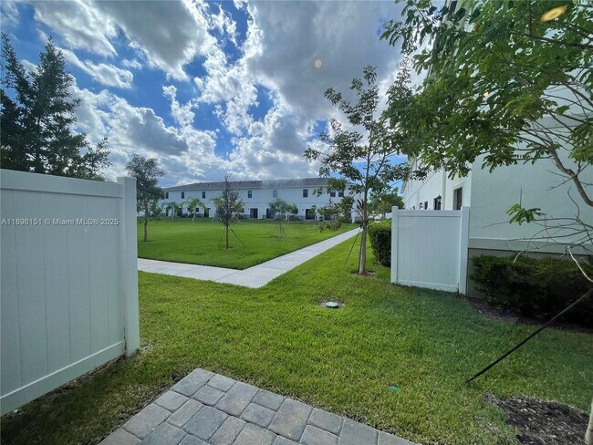 Building Photo - 1120 SW 7th Ct