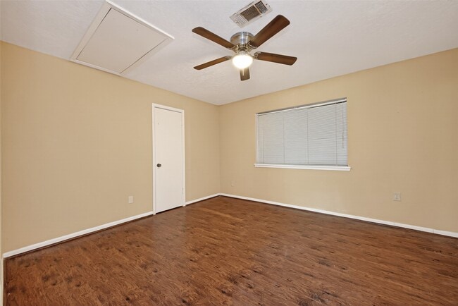 Building Photo - 1701 Mistletoe Ln