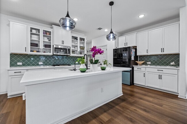 Building Photo - 1444 Kit King Dr