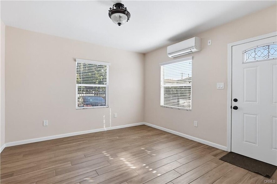 Building Photo - 1033 E 57th St