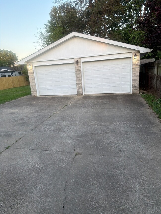 Building Photo - 11813 Pierce Way