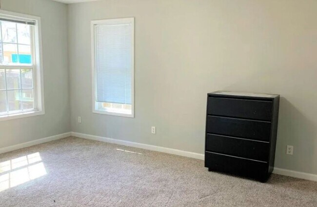Building Photo - SCAD-Friendly 3BR Home Near Bus Route – Perfect for Roommates
