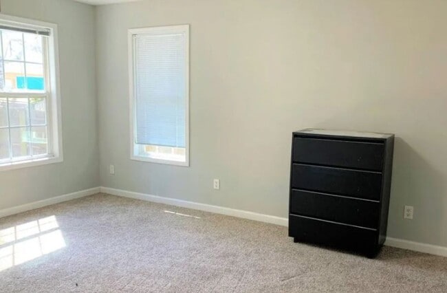 Building Photo - SCAD-Friendly 3BR Home – Walk to Bus Stop | Roommates Welcome!