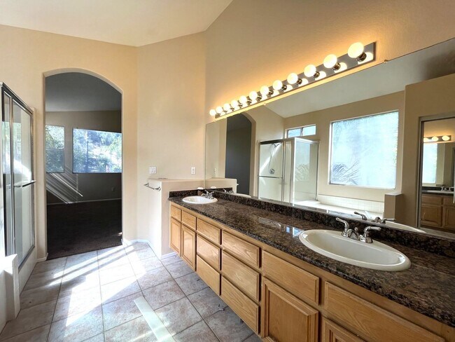 Building Photo - 4 bed, 3 bath located in Corona, CA!