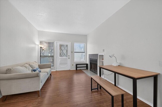 Building Photo - 806 W 24th St