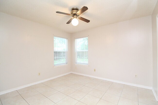 Building Photo - 3BR Home in Milton | All Tile Flooring (No Carpet) | Fenced Yard + Garage | Available 5/1.